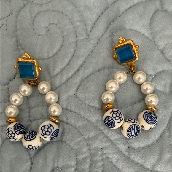 Susan Shaw Jewelry - Chic Gold and Blue Porcelain Pearl Earrings
